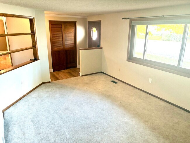 Foto del edificio - Beautiful open floorplan - 3 Bedroom/ 2 Ba...