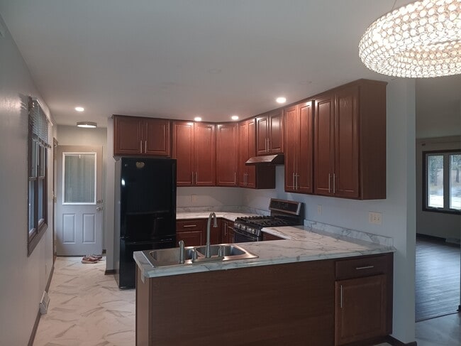 Building Photo - 117 Hilly Oak Dr