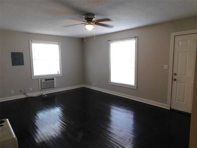 Building Photo - 1602 E Nall St