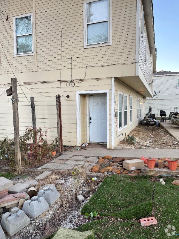 Building Photo - 9729 Sycamore Dr