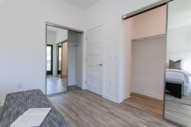Building Photo - 334 N Oakhurst Dr