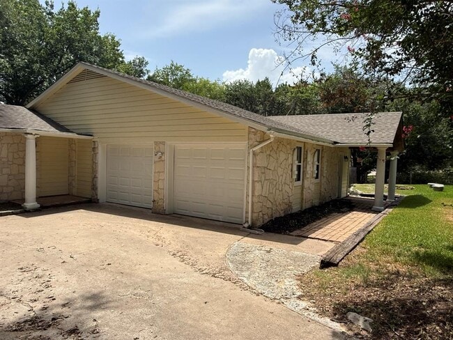 Building Photo - 2218 Bahama Rd