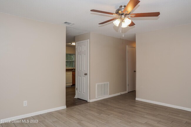 Building Photo - 1137 Swan St