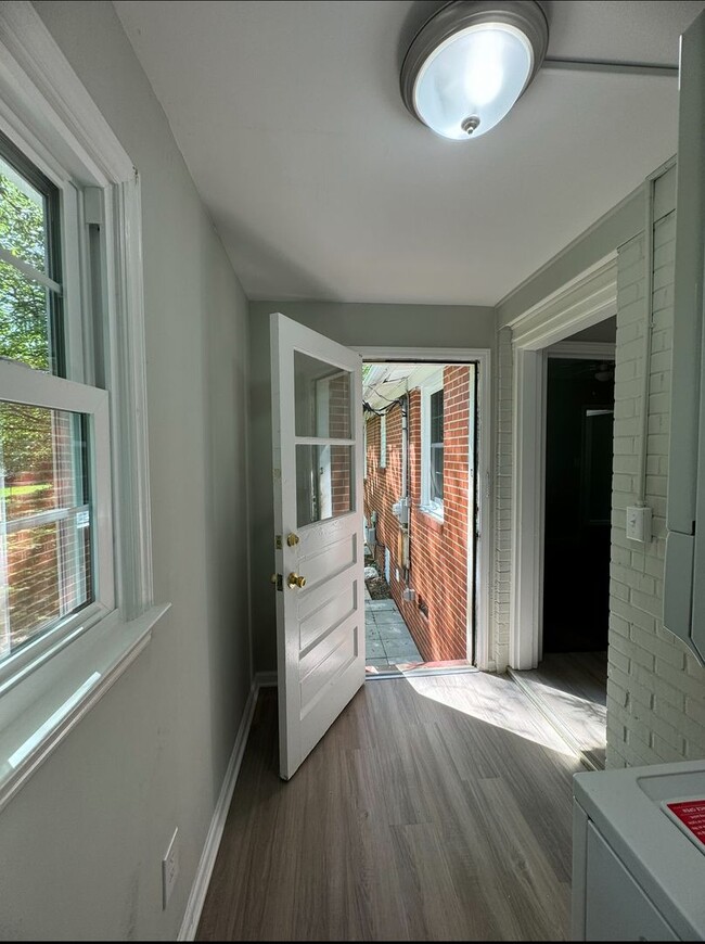 Building Photo - Charming 3 bedroom 1.5 bathroom home with ...