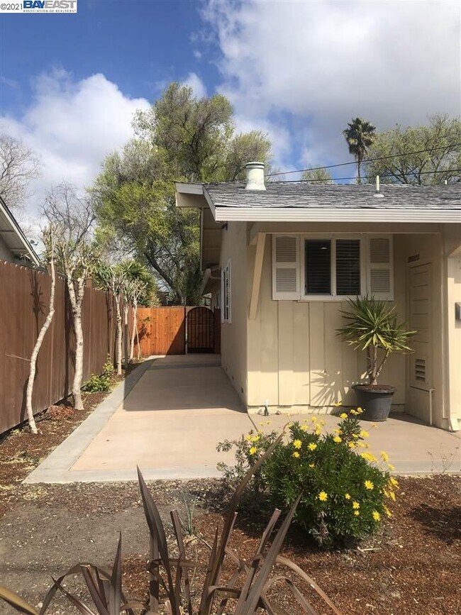 Building Photo - 7307 Glenoaks Way