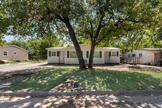 Building Photo - 2212 David Dr