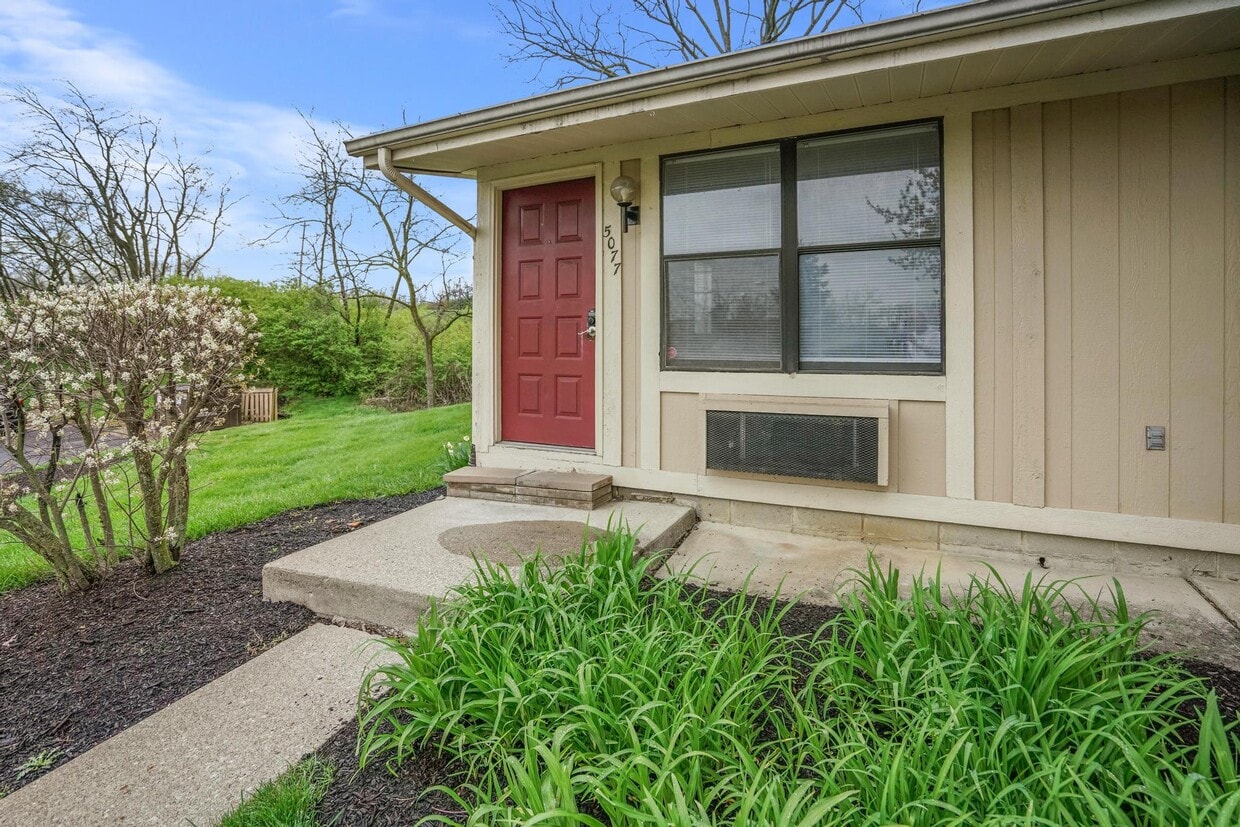 Primary Photo - 5077 Queenswood Ct
