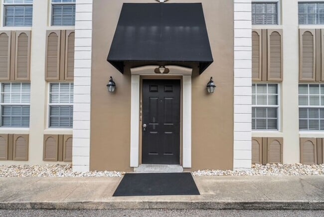 Building Photo - Orlando - 2 Bedroom, 1 Bathroom - $1895.00