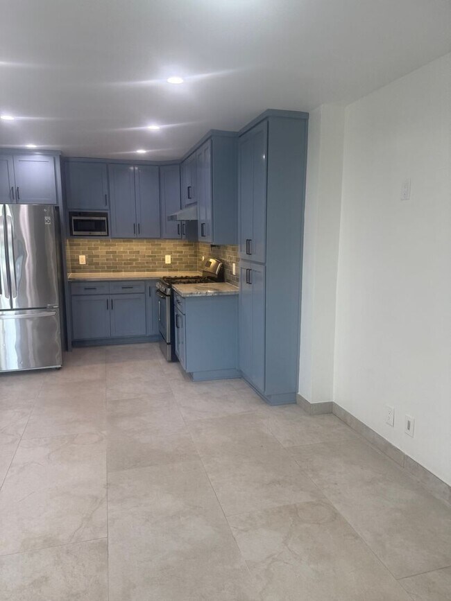 Foto del edificio - AWESOME COMPLETELY REMODELED 2 BEDROOM 1.5 BATH UNIT