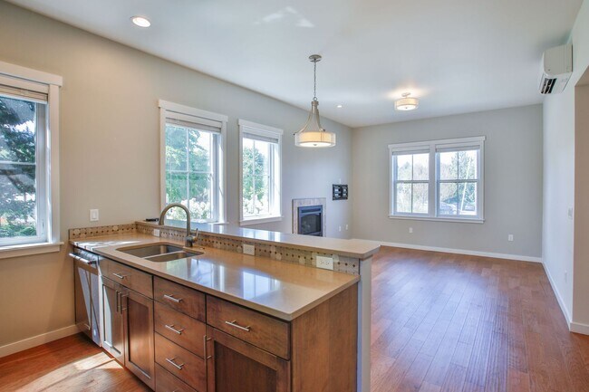 Foto del edificio - Rare Lease Opportunity in Langley!