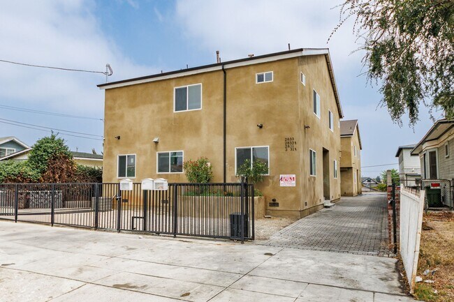 Building Photo - Spacious 4-Bedroom, 3-Bath Home – Modern U...