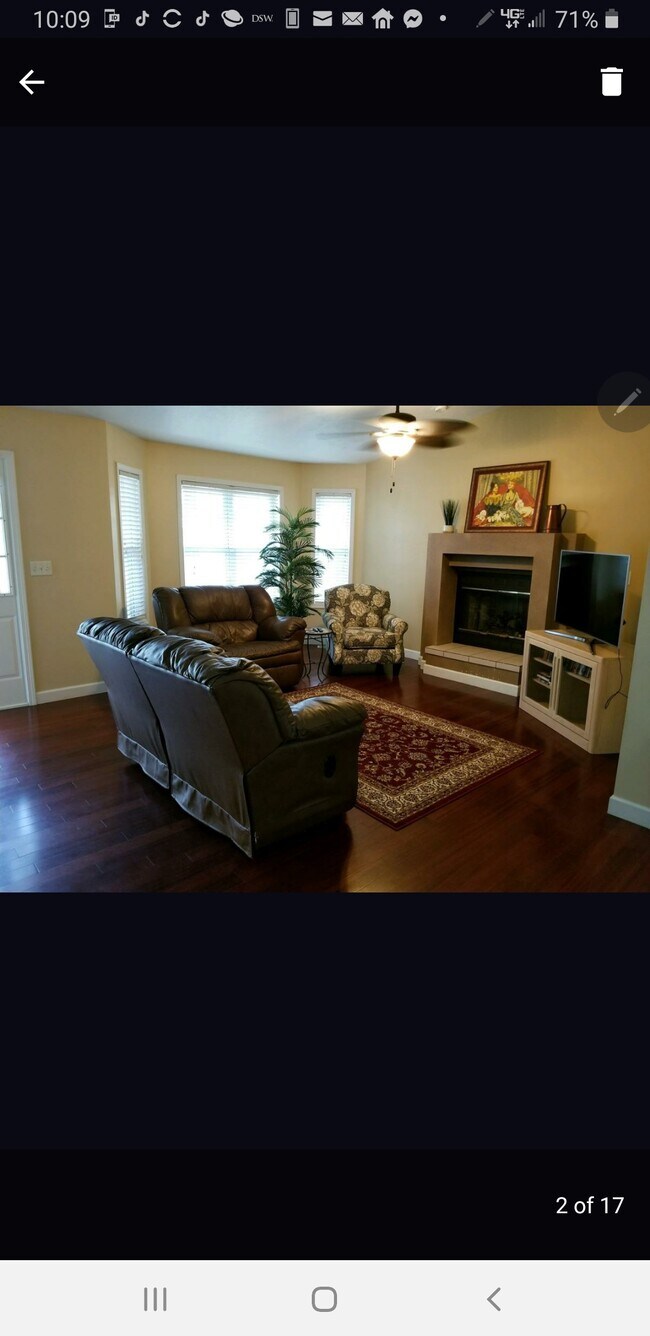 Living room - 204 Eagle Ridge Dr