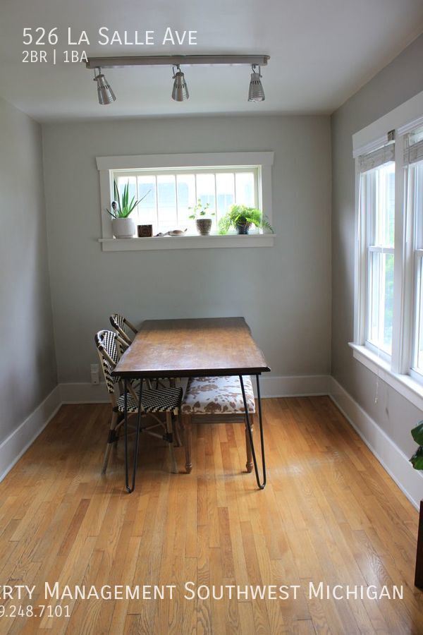 Building Photo - Adorable bungalow in downtown St. Joseph!