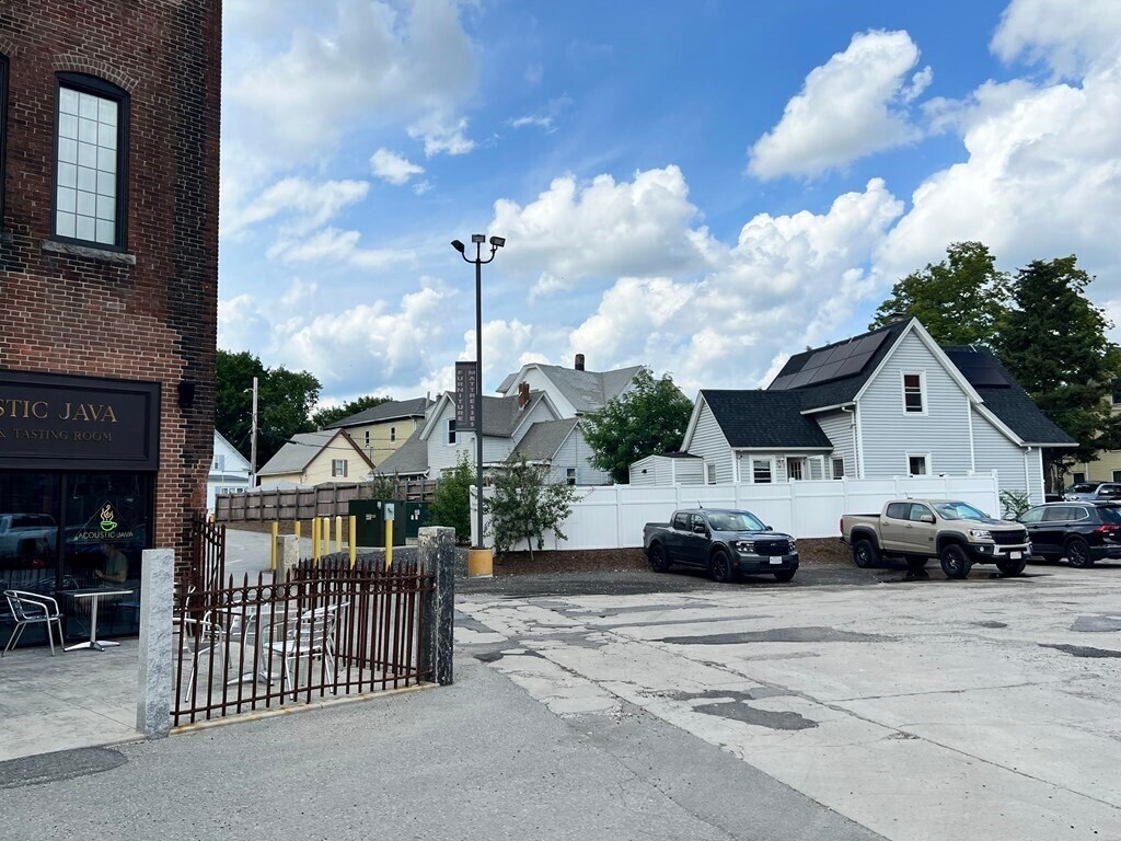 Building Photo - 2 Pakachoag St