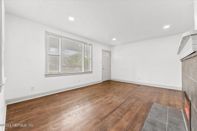 Foto del edificio - 3694 Grandy Ave