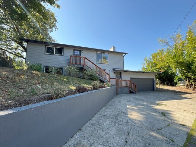 Foto del edificio - Spacious 4-Bedroom, 2-Bathroom, 2 Kitchen Home with Dual Living Spaces & Modern Upgrades – 2,500 ...
