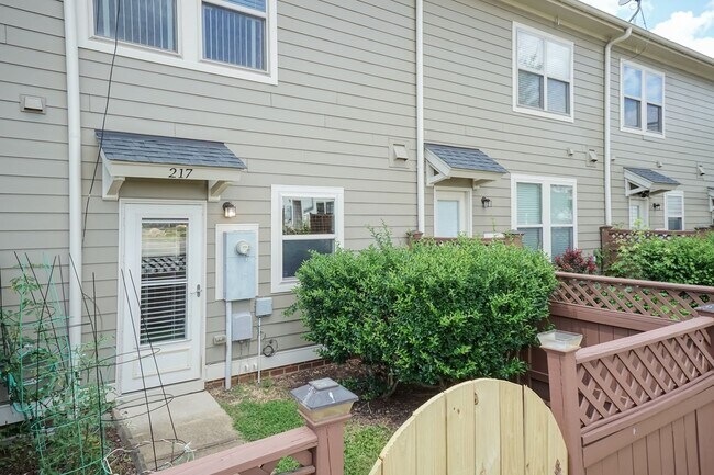 Foto del edificio - GORGEOUS Well maintained Two Bedroom Townhome!