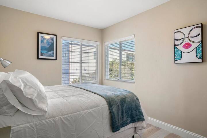 Primary Photo - 725 Whiting Ct