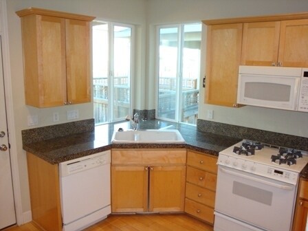Building Photo - Beautiful 3 Bedroom 2.5 Bath with Large Lo...