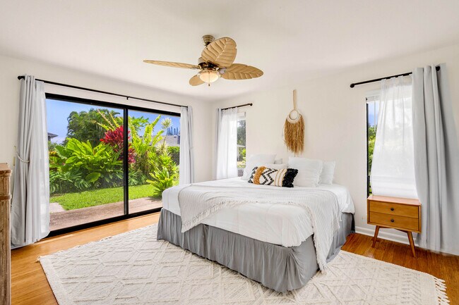 Large Bedroom with en suite bathroom - 3807 Iluna Pl
