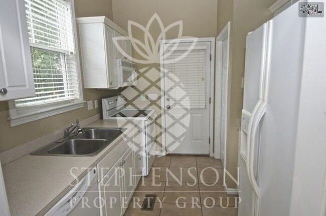 Building Photo - Student friendly rental
