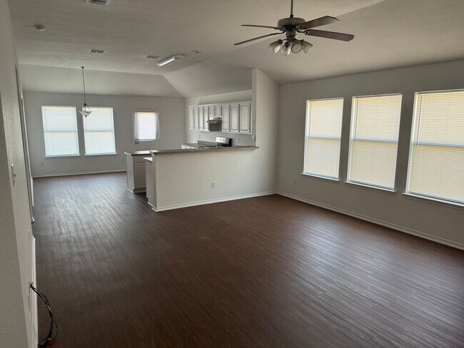 Building Photo - Move-in Ready Open Layout with a Huge Yard!