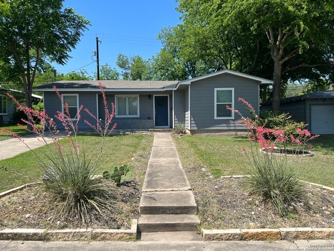 Building Photo - 115 Addax Dr