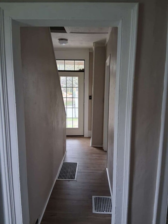 Building Photo - 4 Bedroom single family house