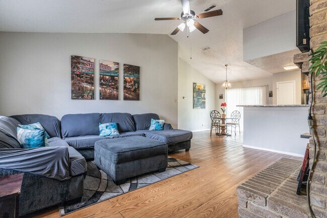 Foto del edificio - RENOVATED 3-BEDROOM IN NORTHWEST CROSSING
