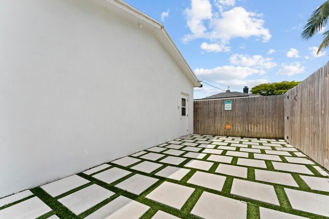 Building Photo - 727 Hampton Rd