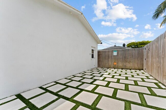 Foto del edificio - 727 Hampton Rd