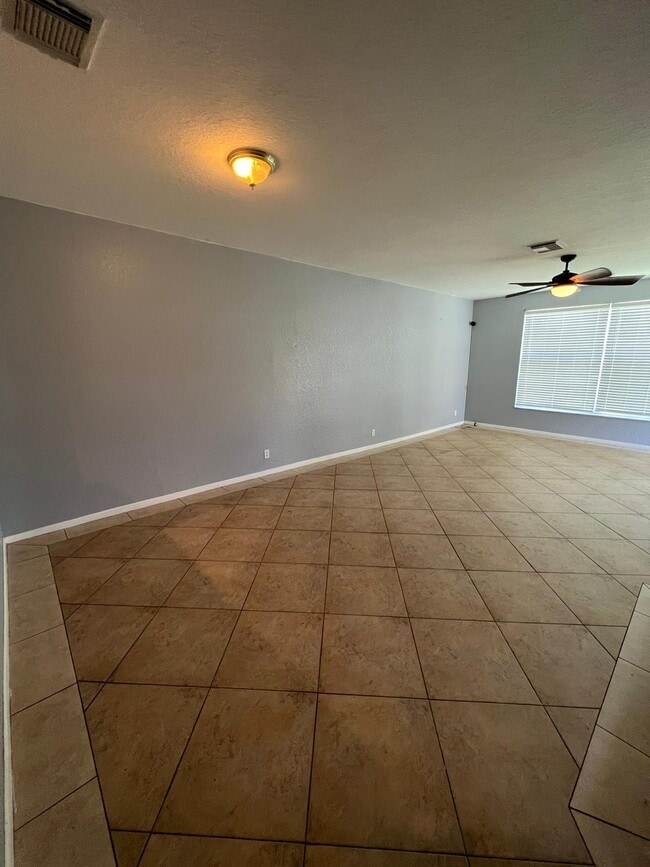 Building Photo - 2072 Oakhurst Way