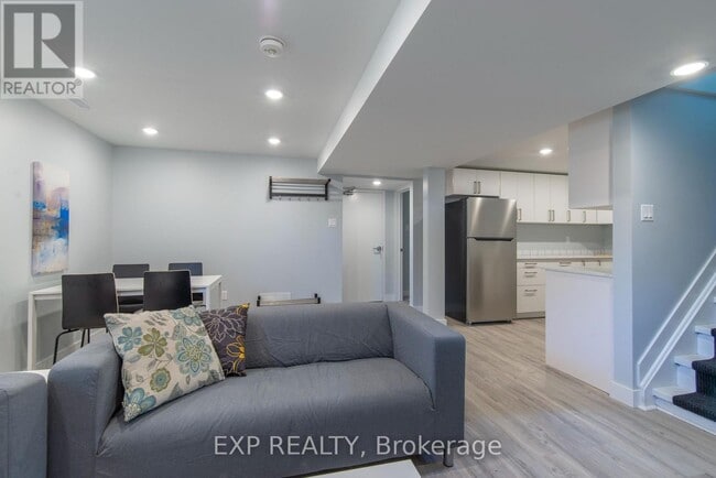 Building Photo - 1057 Falaise Rd