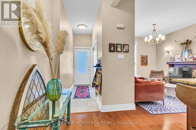 Building Photo - 871 Somerset St W