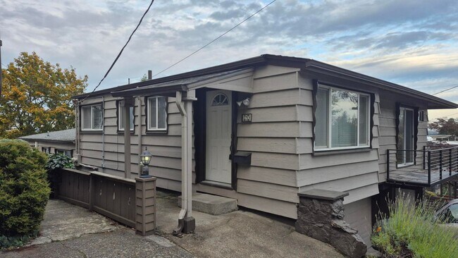 Building Photo - Amazing 2 Bedroom 1 Bath with View in NW P...