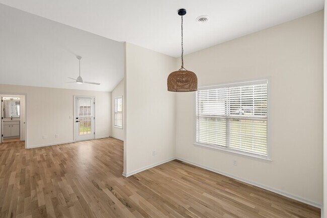 Building Photo - 2708 Riverbend Dr