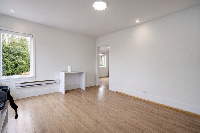 Building Photo - 16952-16940 40 Ave