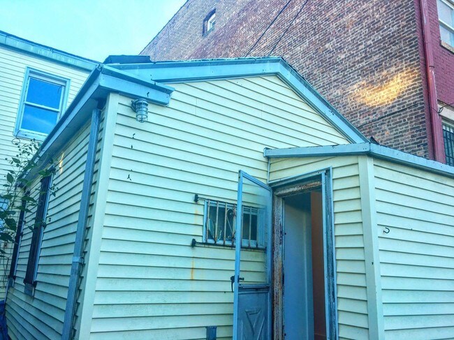 Building Photo - 659 Madison St