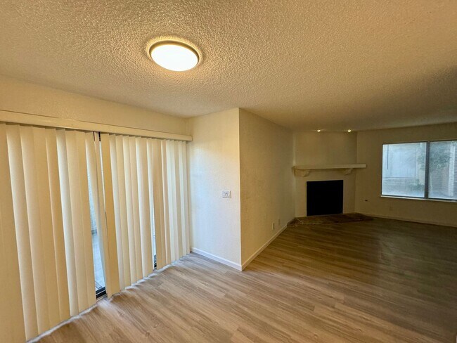 Building Photo - Two Primary Bedroom Condo near UNLV