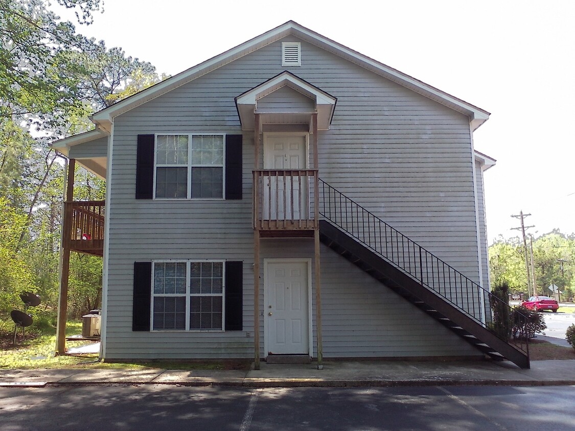Foto principal - 2 Bedrooms 1 Bath - Downstairs unit