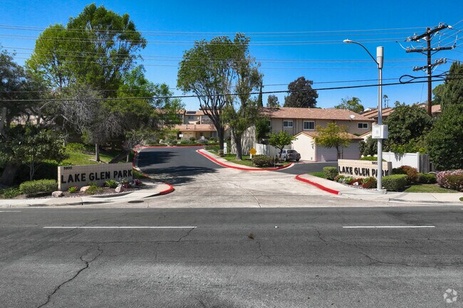 Entrada - Lake Glen Park