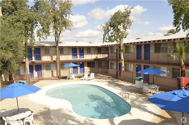 Piscina - Chateau Gardens Apartments