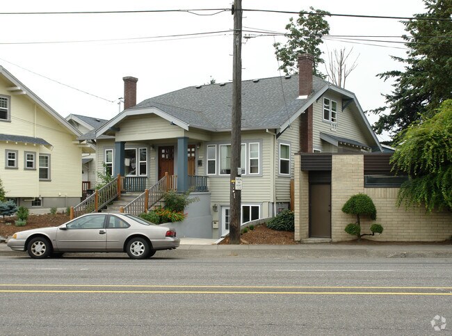 Building Photo - 6622-6626 NE Sandy Blvd
