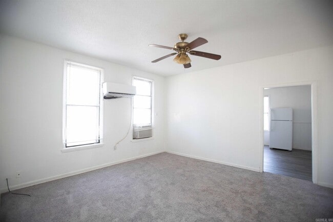 Building Photo - 1924 Moss St