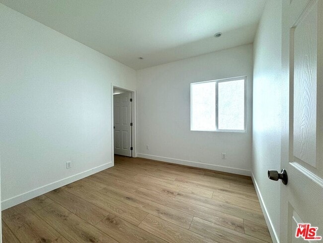 Foto del edificio - 1220 W 25th St