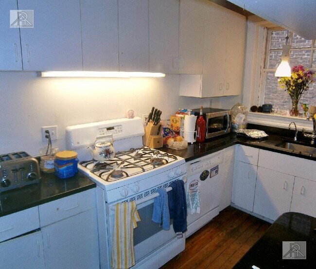 Building Photo - 3 bedroom in Brookline MA 02445