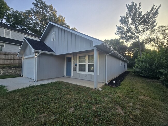 Building Photo - 4939 Woodland Ave