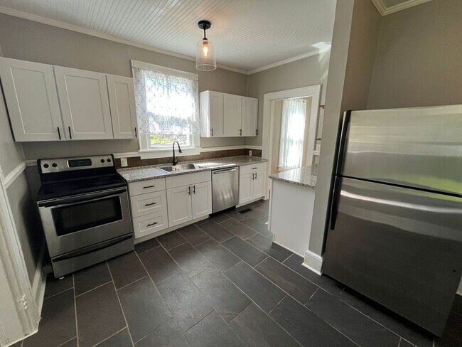 Building Photo - 211 Crisman St