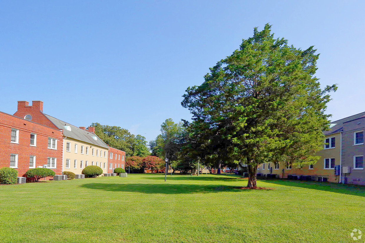 Primary Photo - Larchmont Apartments