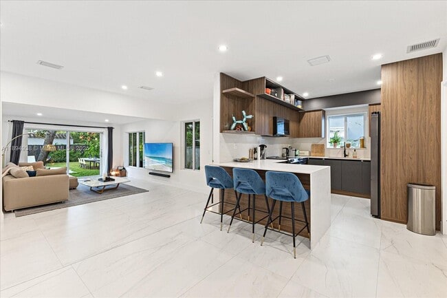 Building Photo - 228 SW 25th Rd